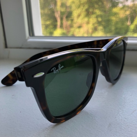 Ray Ban Wayfarer Tortoise Shell Sunglasses - Picture 2 of 12